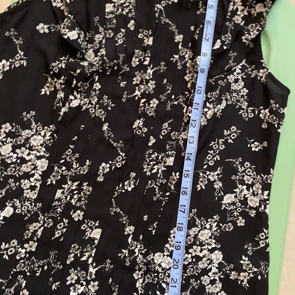 Woman’s short sleeve top by Elle size S. - Picture 10 of 13